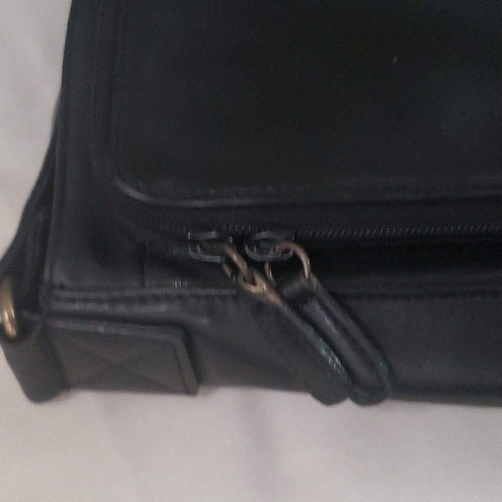 Vintage fossil crossbody bag. - Picture 7 of 17